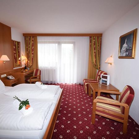 Hotel Goldenes Kreuz Таннгайм Екстер'єр фото