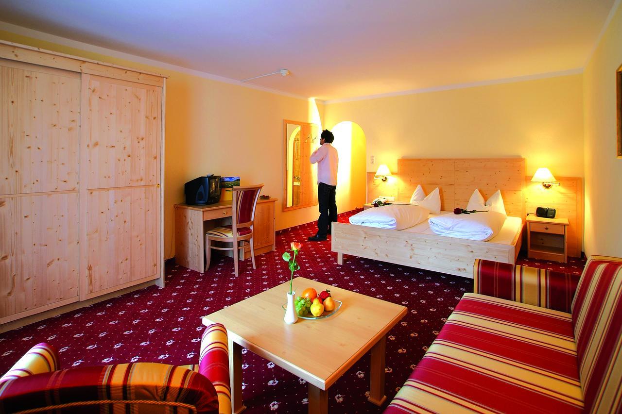Hotel Goldenes Kreuz Таннгайм Екстер'єр фото